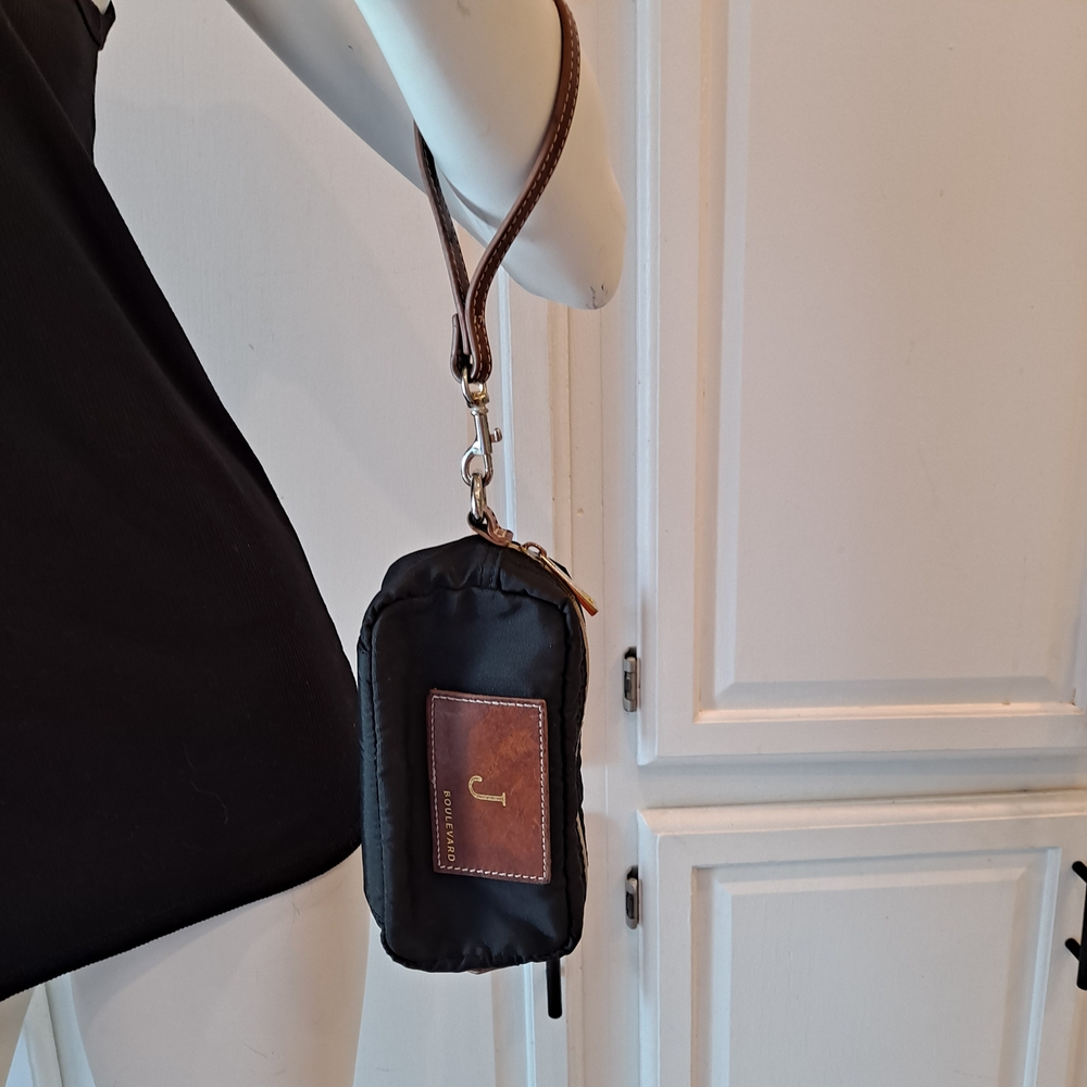 Boulevard Elegant Black and Brown Wristlet